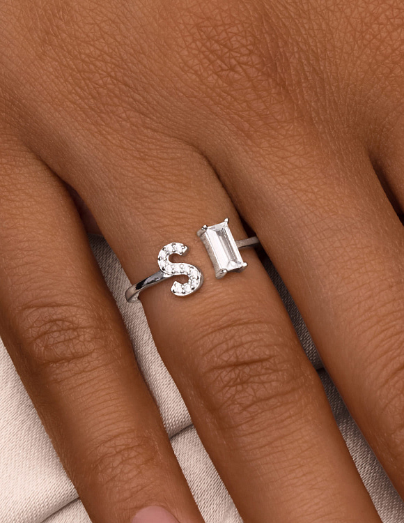Серебряное кольцо с буквой S с фианитами Miestilo 2