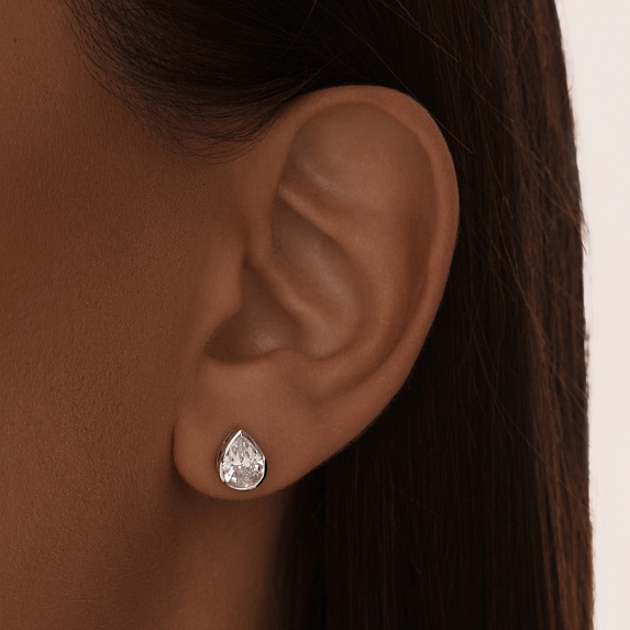 Серебряные серьги гвоздики с фианитами в огранке груша Miestilo