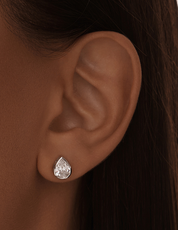 Серебряные серьги гвоздики с фианитами в огранке груша Miestilo