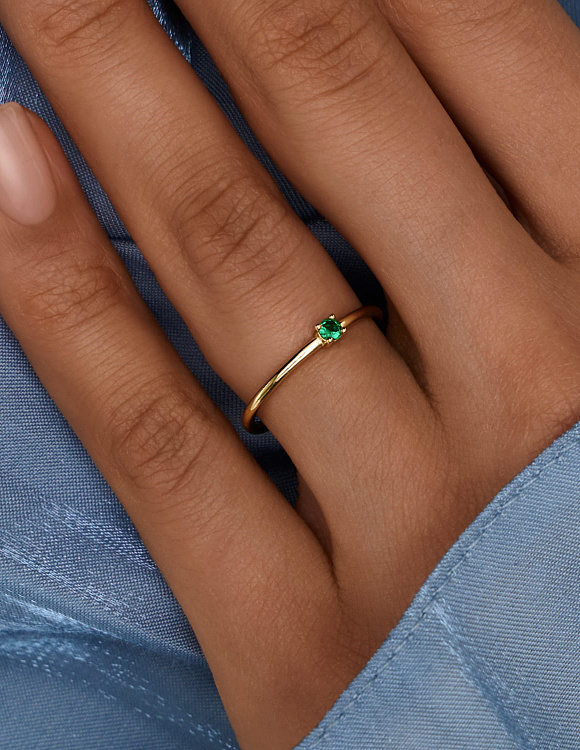 Серебряное кольцо позолоченное с фианитом в круглой огранке Miestilo