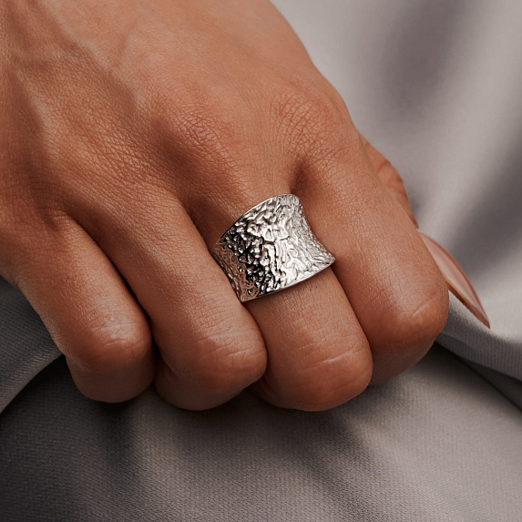 Серебряное кольцо мятое h 15,5мм Miestilo