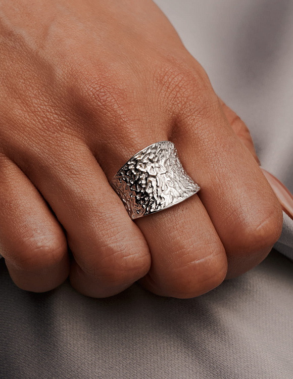 Серебряное кольцо мятое h 15,5мм Miestilo