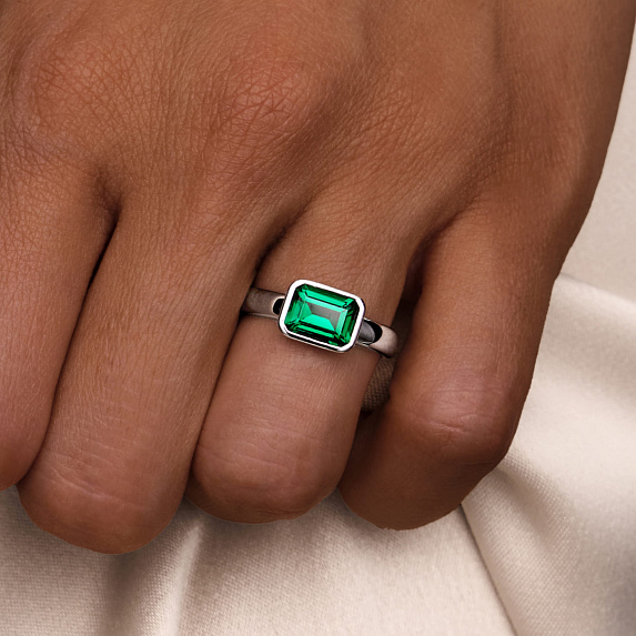 Серебряное кольцо с зеленым фианитом в огранке эмеральд Miestilo
