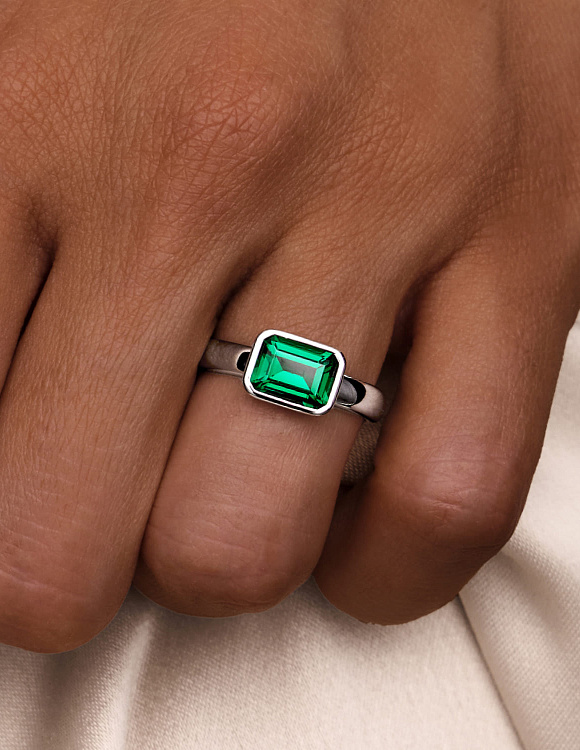 Серебряное кольцо с зеленым фианитом в огранке эмеральд Miestilo