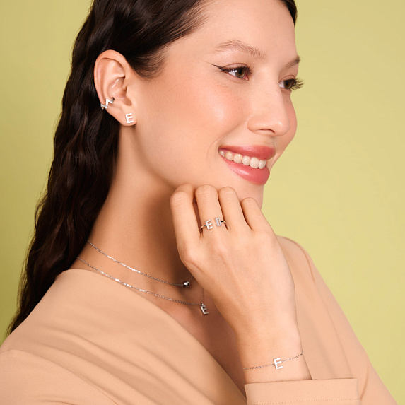 Серебряное кольцо с буквой E с фианитами Miestilo