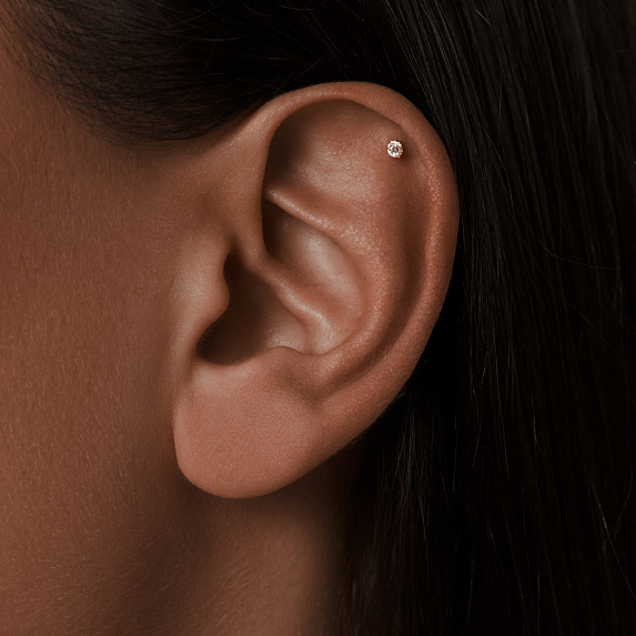 Серебряный пирсинг в ухо с фианитом в круглой огранке в позолоте Miestilo