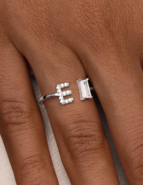 Серебряное кольцо с буквой E с фианитами Miestilo 2