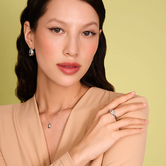 Серебряное кольцо с фианитом в огранке эмеральд Miestilo