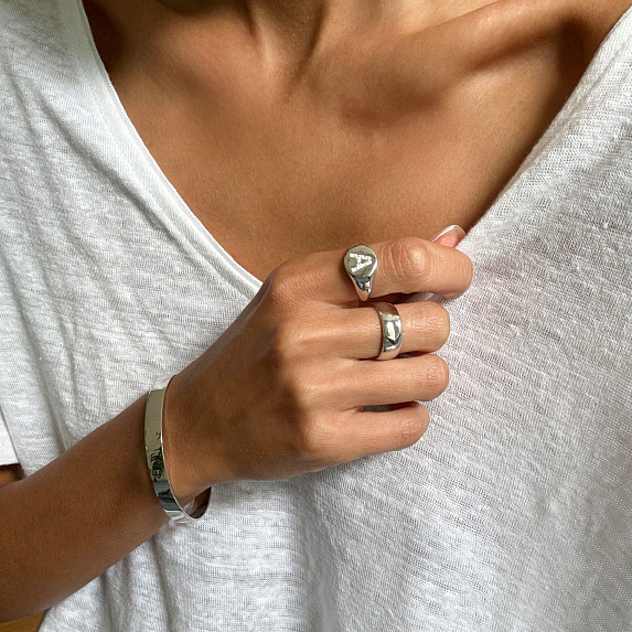 Серебряное кольцо печатка буква А с фианитами Miestilo