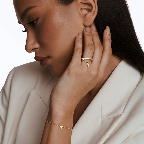 Серебряное кольцо с дорожкой из фианитов и подвеской в виде крестика на цепочке в позолоте Miestilo