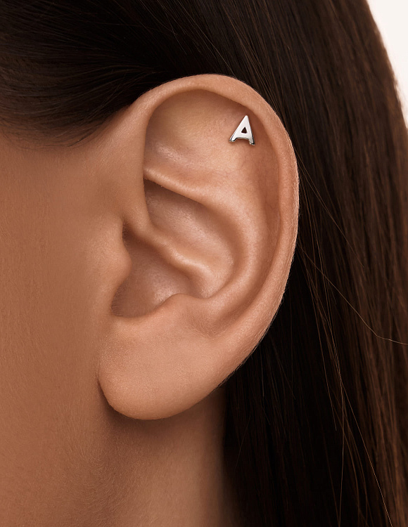 Серебряный пирсинг в ухо буква А 4мм Miestilo