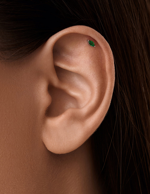 Серебряный пирсинг в ухо с фианитом в огранке маркиз Miestilo