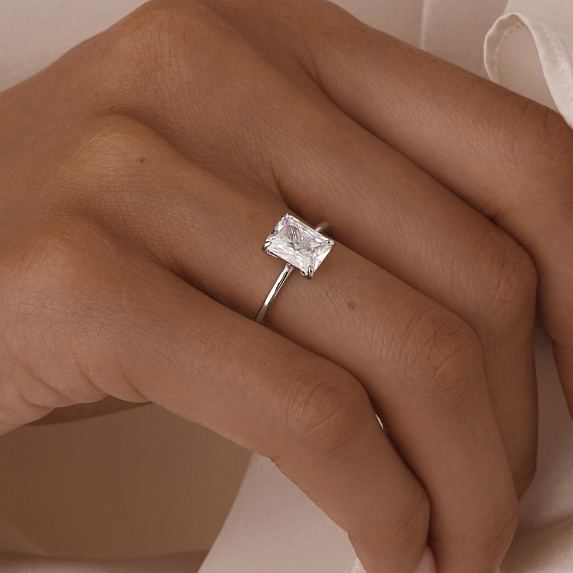 Серебряное кольцо с фианитом в огранке изумруд 6*8 мм Miestilo