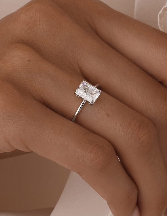 Серебряное кольцо с фианитом в огранке изумруд 6*8 мм Miestilo