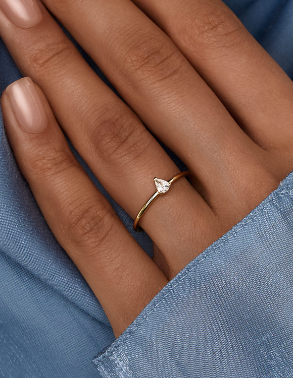 Серебряное кольцо позолоченное с фианитом в огранке груша Miestilo