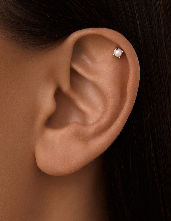 Қысқа шашты жалаңаш сүйкімді қыз