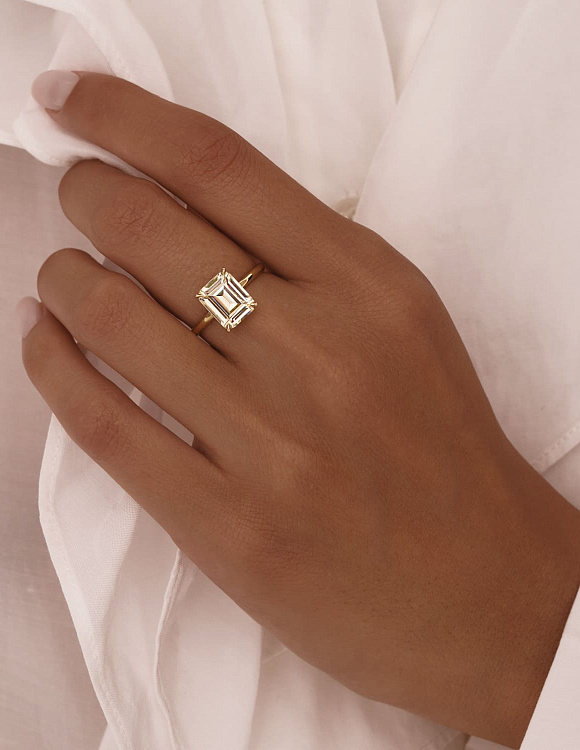 Серебряное кольцо с крупным лимонным фианитом в огранке багет Miestilo