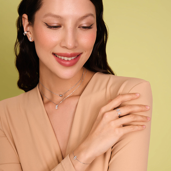 Серебряное кольцо с буквой E с фианитами Miestilo