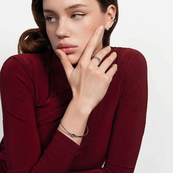 Серебряный жесткий браслет с фианитами Miestilo