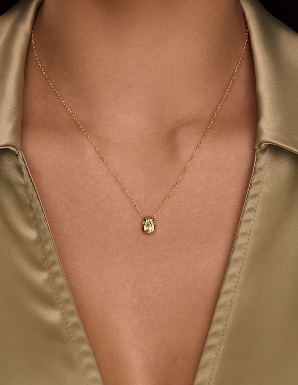 Серебряное колье позолоченное с фианитом в огранке груша Miestilo