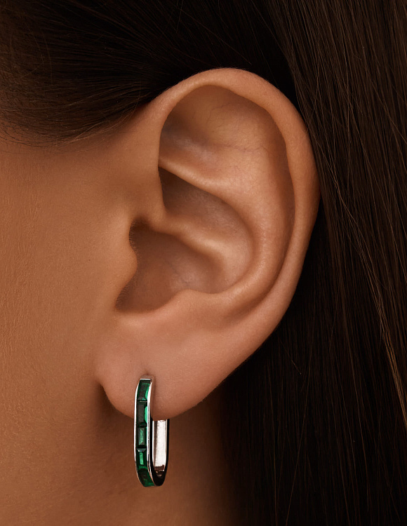 Серебряные серьги-кольца с зелеными фианитами в огранке багет Miestilo