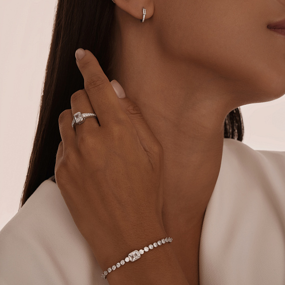 Серебряное кольцо с фианитами в огранке изумруд Miestilo