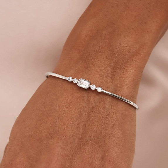 Серебряный жесткий браслет с фианитами Miestilo
