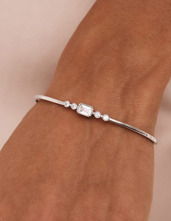 Серебряный жесткий браслет с фианитами Miestilo