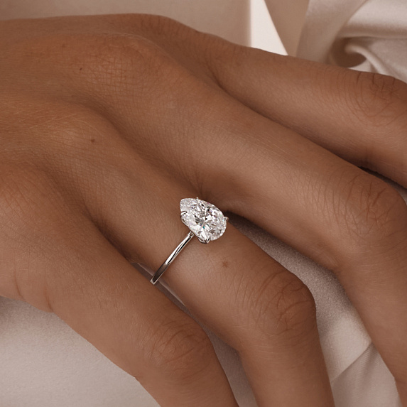 Серебряное кольцо с фианитом в огранке груша 7*10 мм Miestilo