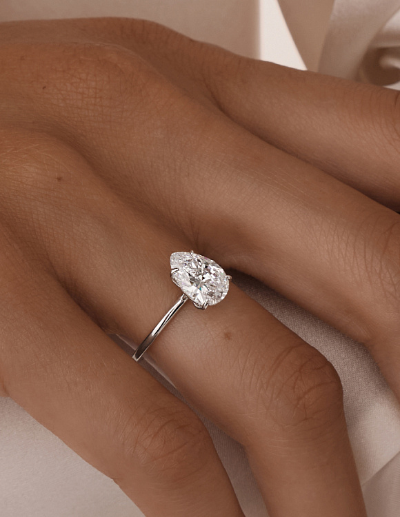 Серебряное кольцо с фианитом в огранке груша 7*10 мм Miestilo