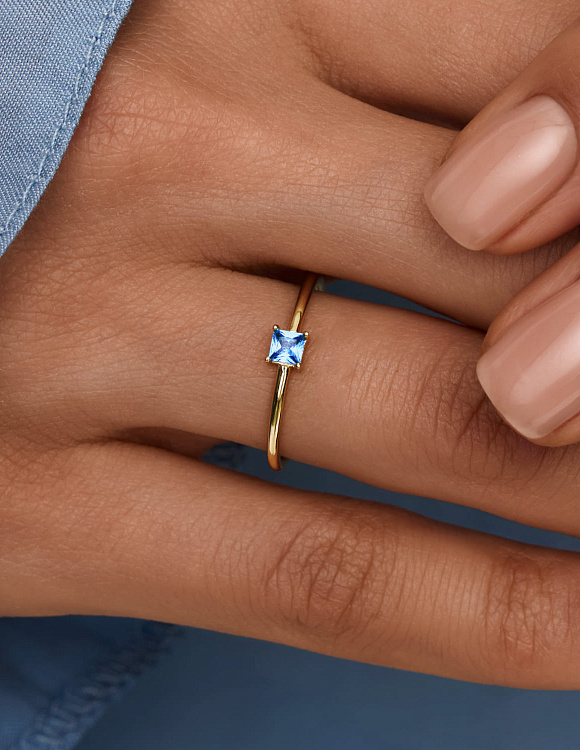 Серебряное кольцо позолоченное с фианитом в огранке квадрат Miestilo