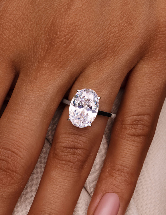 Серебряное кольцо с фианитом в огранке овал Miestilo