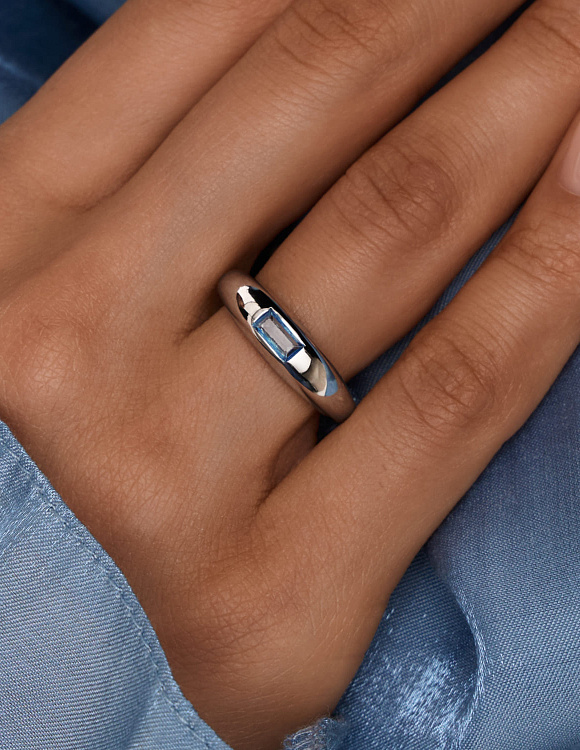 Серебряное кольцо с фианитом в огранке багет Miestilo