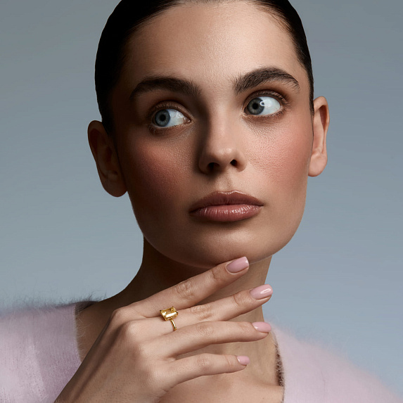 Серебряное кольцо с крупным лимонным фианитом в огранке багет Miestilo