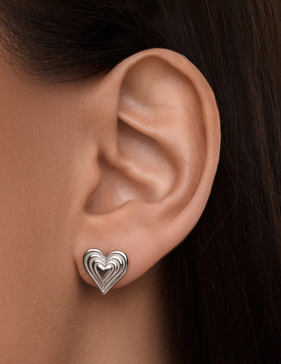 Серебярные серьги гвоздики Сердце без вставток Miestilo