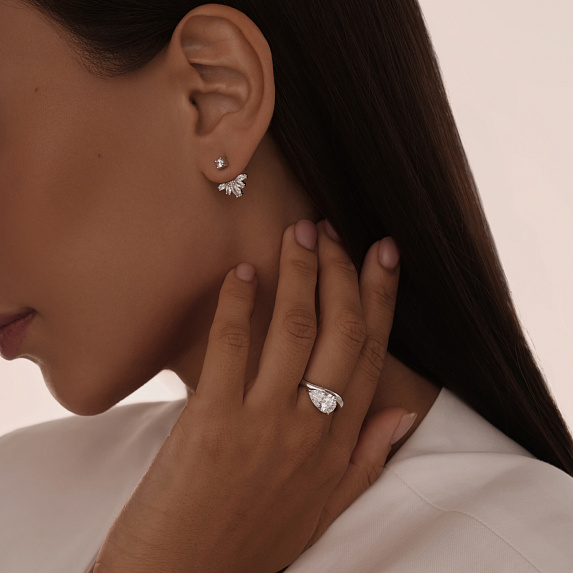 Серебряное кольцо волна с фианитом в огранке груша Miestilo