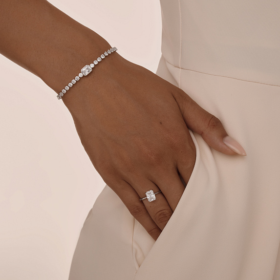 Серебряное кольцо с фианитом в огранке изумруд 6*8 мм Miestilo