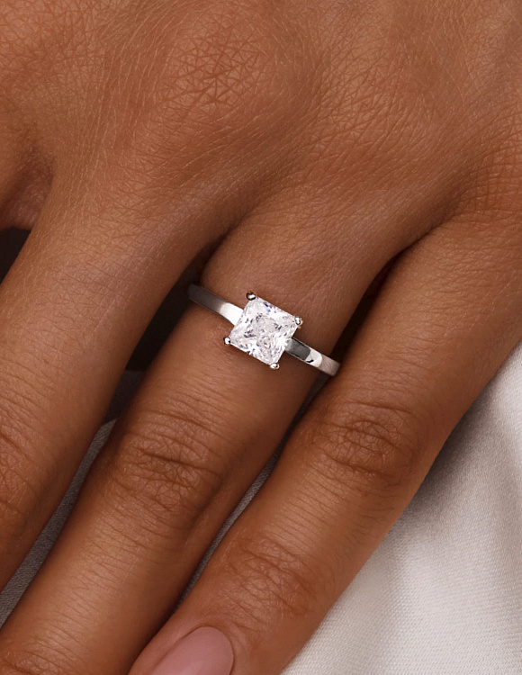 Серебряное кольцо с фианитом в огранке принцесса Miestilo