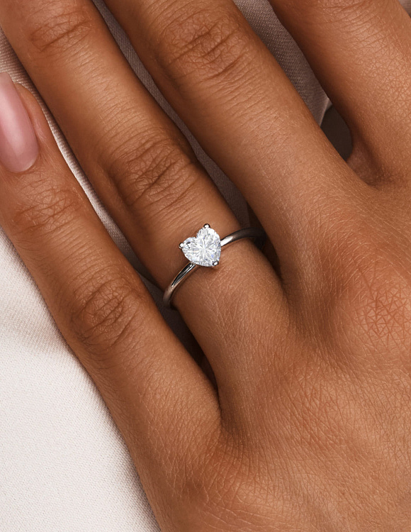 Тонкое кольцо с фианитом в огранке сердце MIESTILO Miestilo