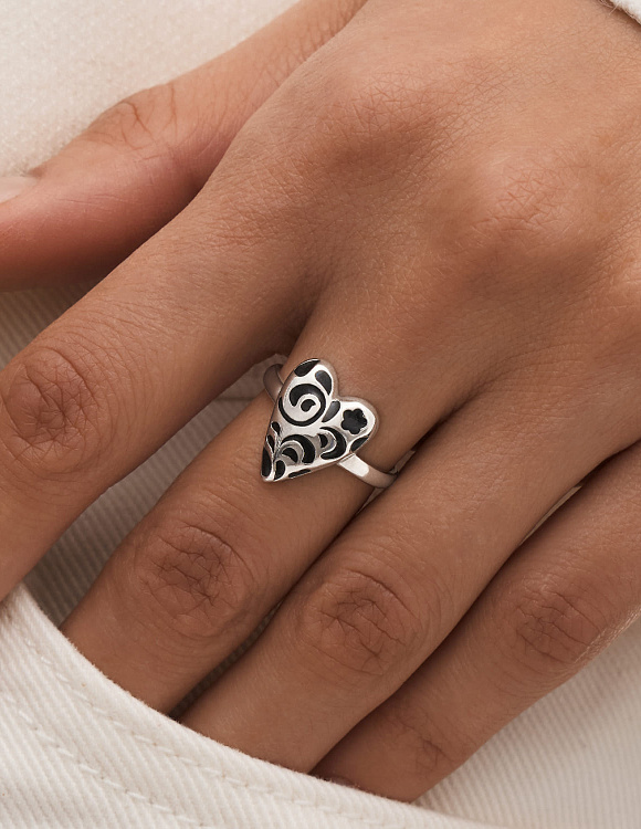 Серебряное кольцо в виде сердечка с черным узором РУССКИЙ КОД Miestilo