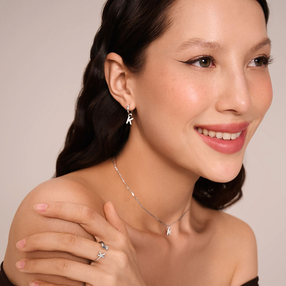 Серебряное кольцо с буквой K с фианитами Miestilo
