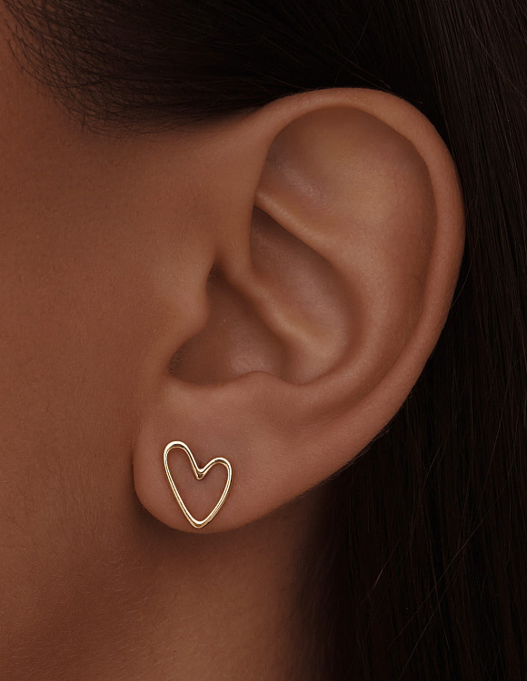 Нежные пусеты в виде минималистичных серцец в позолоте Miestilo