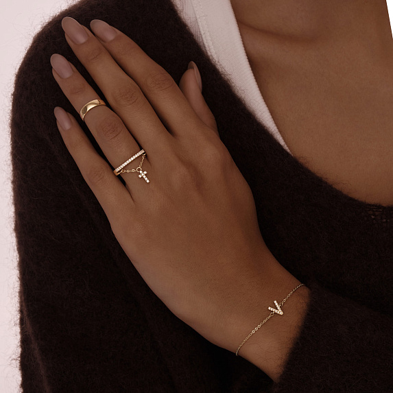 Серебряное кольцо с дорожкой из фианитов и подвеской в виде крестика на цепочке в позолоте Miestilo