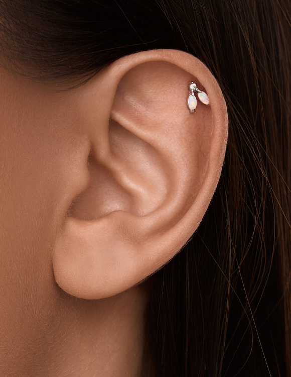 Серебряный пирсинг в ухо с фианитом и синт опалами в круглой огранке Miestilo