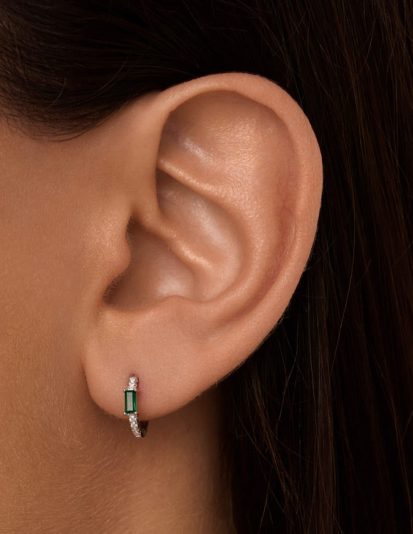 Миниатюрные серебряные серьги-кольца с зелёными фианитами в огранке багет Miestilo