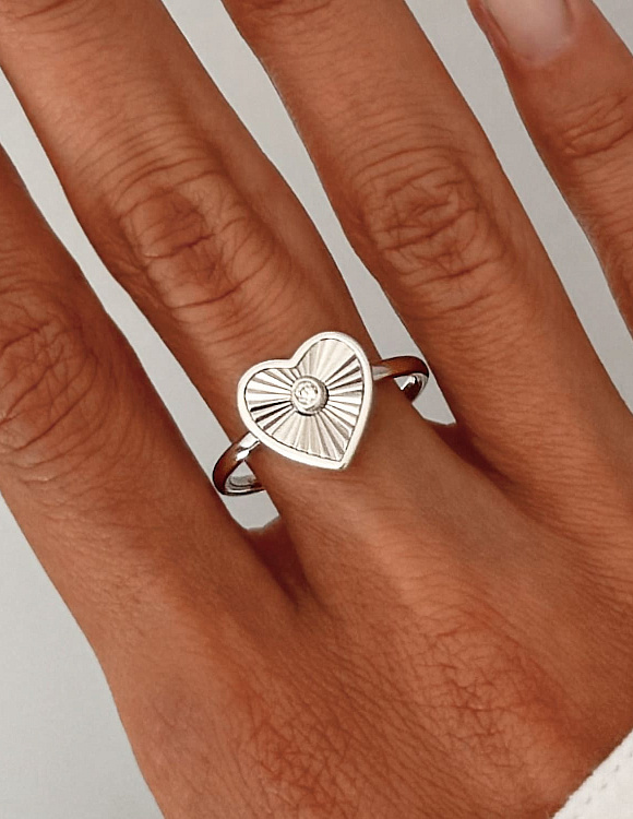 Кольцо серебро 925 ювелирное сердце с камнем Miestilo