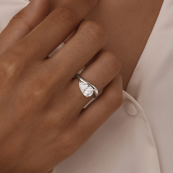 Серебряное кольцо волна с фианитом в огранке груша Miestilo