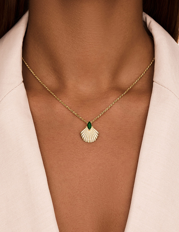 Колье с подвеской в виде миниатюрной ракушки с зеленым фианитом Miestilo