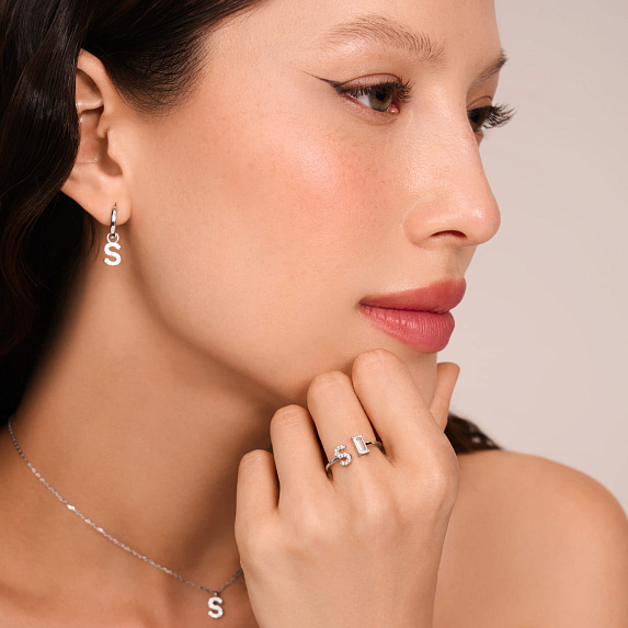 Серебряное кольцо с буквой S с фианитами Miestilo