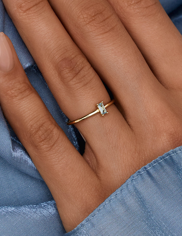 Серебряное кольцо позолоченное с фианитом в огранке багет Miestilo